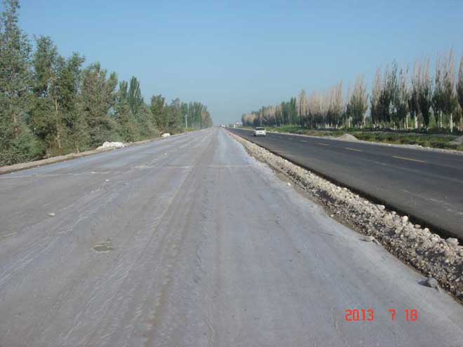 阿克蘇至農(nóng)一師八團(tuán)公路，水紋層養(yǎng)護(hù)工程